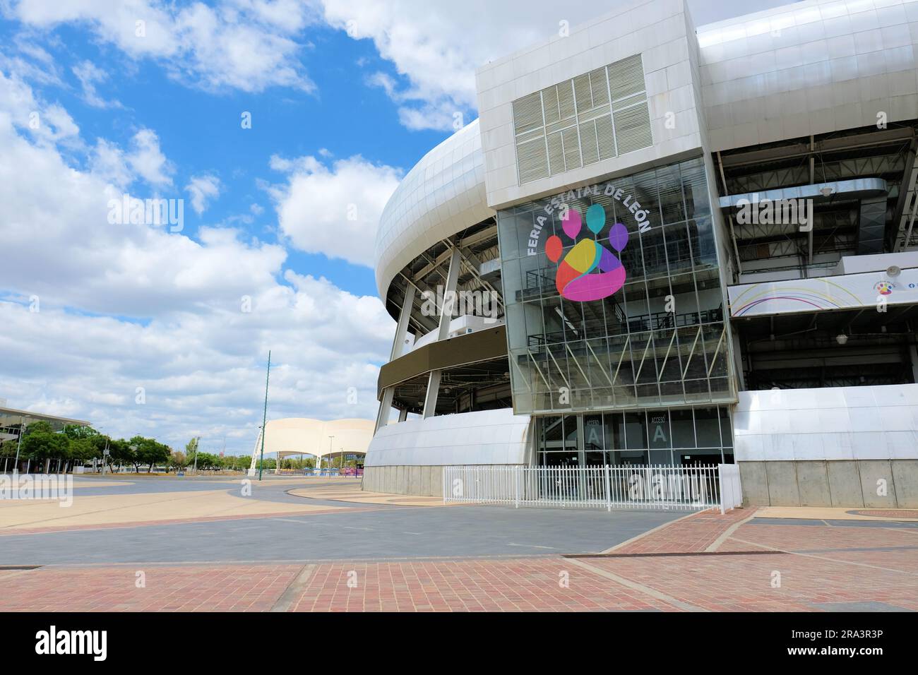 Veranstaltungsort Palenque auf der State Fair in Leon, Guanajuato, Mexiko; Außenansicht des kreisförmigen Gebäudes, das für Konzerte, Hahnenkämpfe und Ausstellungen genutzt wird. Stockfoto