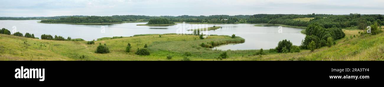Ruhige Landschaft in freier Wildbahn - die Ufer des Otolovo-Sees in Weißrussland Stockfoto