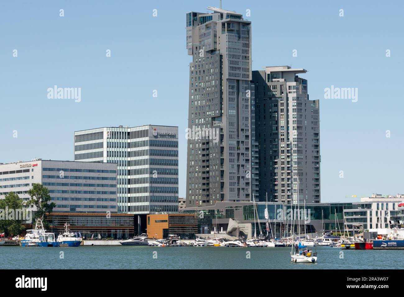 Seetürme und Gebäude am Ufer der Bank von Polen im Jachthafen und Hafen von Gdynia in Gdynia, Polen, Europa, EU Stockfoto