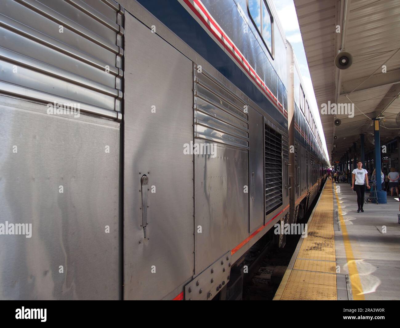Amtrak Auto-Train Passagiere auf dem Bahnsteig am Sanford, Florida Terminal, 1. Juni 2023, © Katharine Andriotis Stockfoto