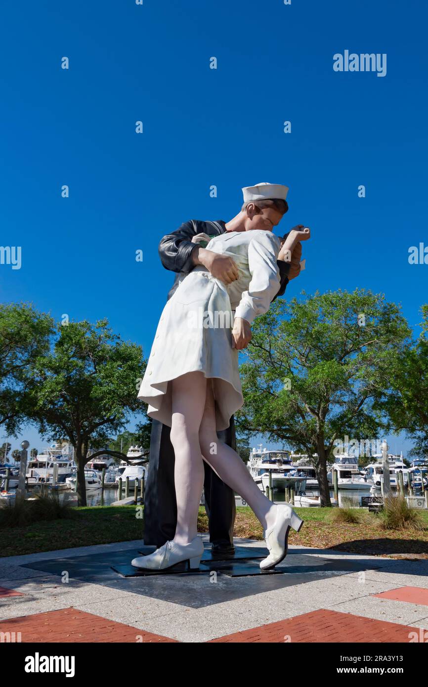 Die berühmte Statue der Touristenattraktion „bedingungslose Kapitulation“ im Bayfront Park in Sarasota, Florida, ist eine Hommage an Veteranen aus dem Zweiten Weltkrieg. Stockfoto