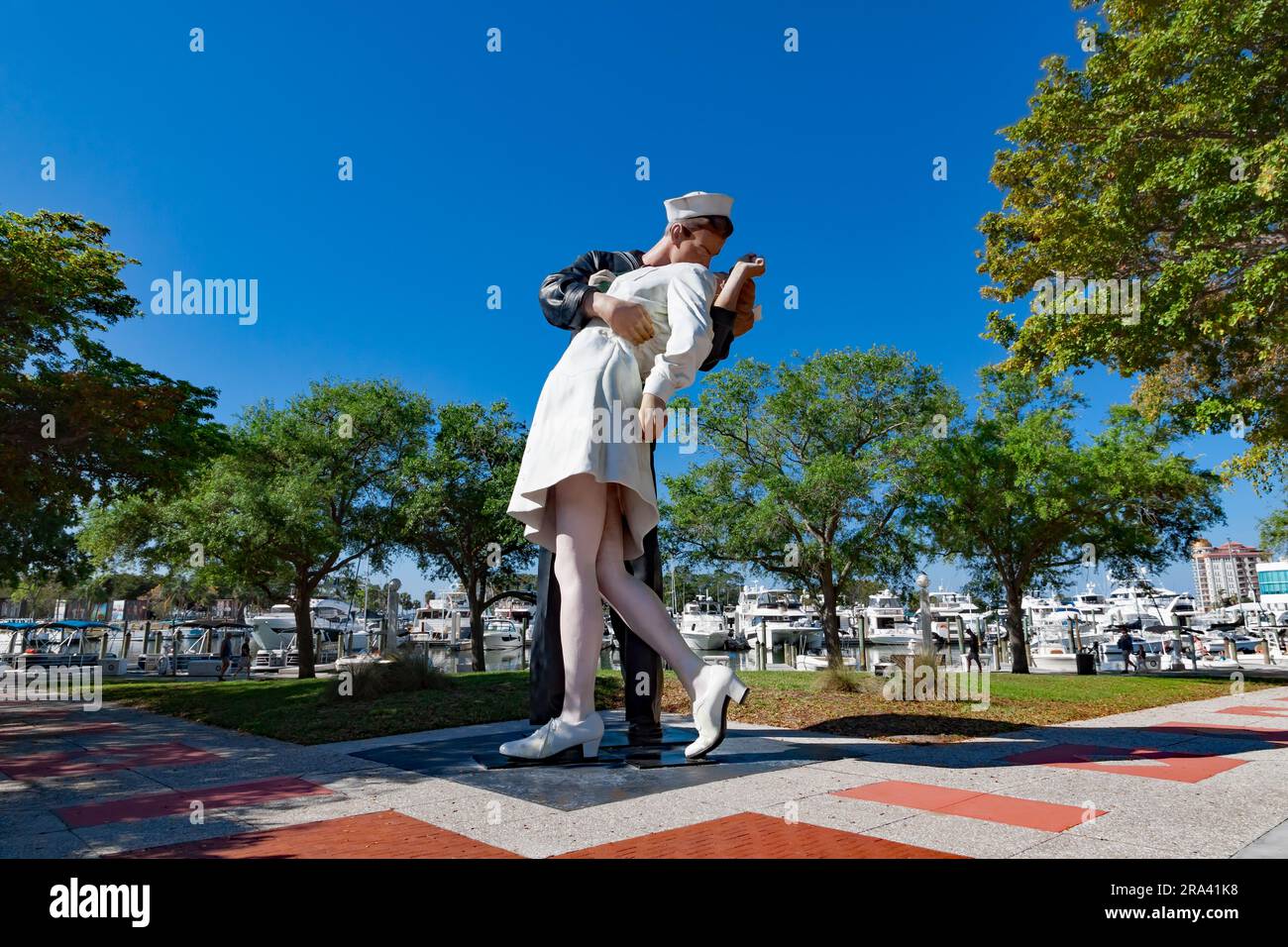 Die berühmte Statue der Touristenattraktion „bedingungslose Kapitulation“ im Bayfront Park in Sarasota, Florida, ist eine Hommage an Veteranen aus dem Zweiten Weltkrieg. Stockfoto
