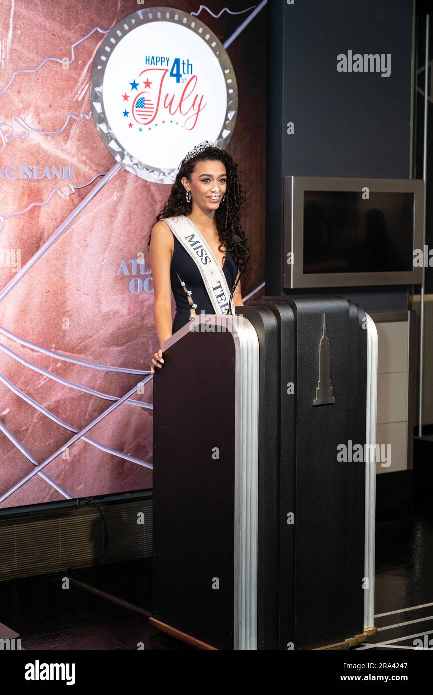 Miss Teen USA 2022 Faron Medhi nimmt am 30. Juni 2023 an der feierlichen Beleuchtung des Empire State Building in New York Teil Stockfoto