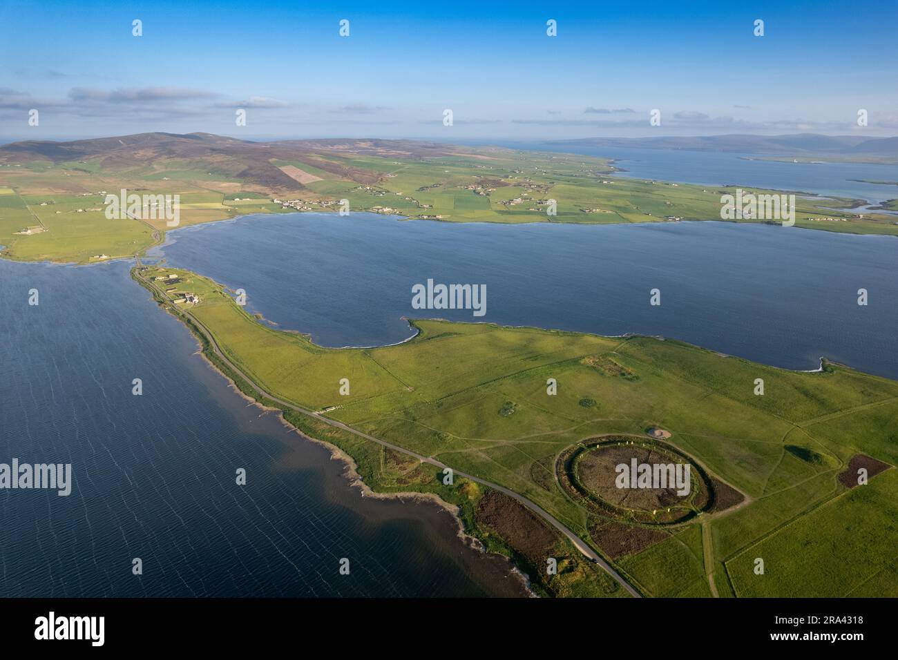 Ring of Brodgar, ein jungsteinzeitiger Hengst, der auf einer Landzunge zwischen Loch Harray und Loch Stenness auf den Orkney-Inseln steht. Es ist ein Weltkulturerbe. Stockfoto