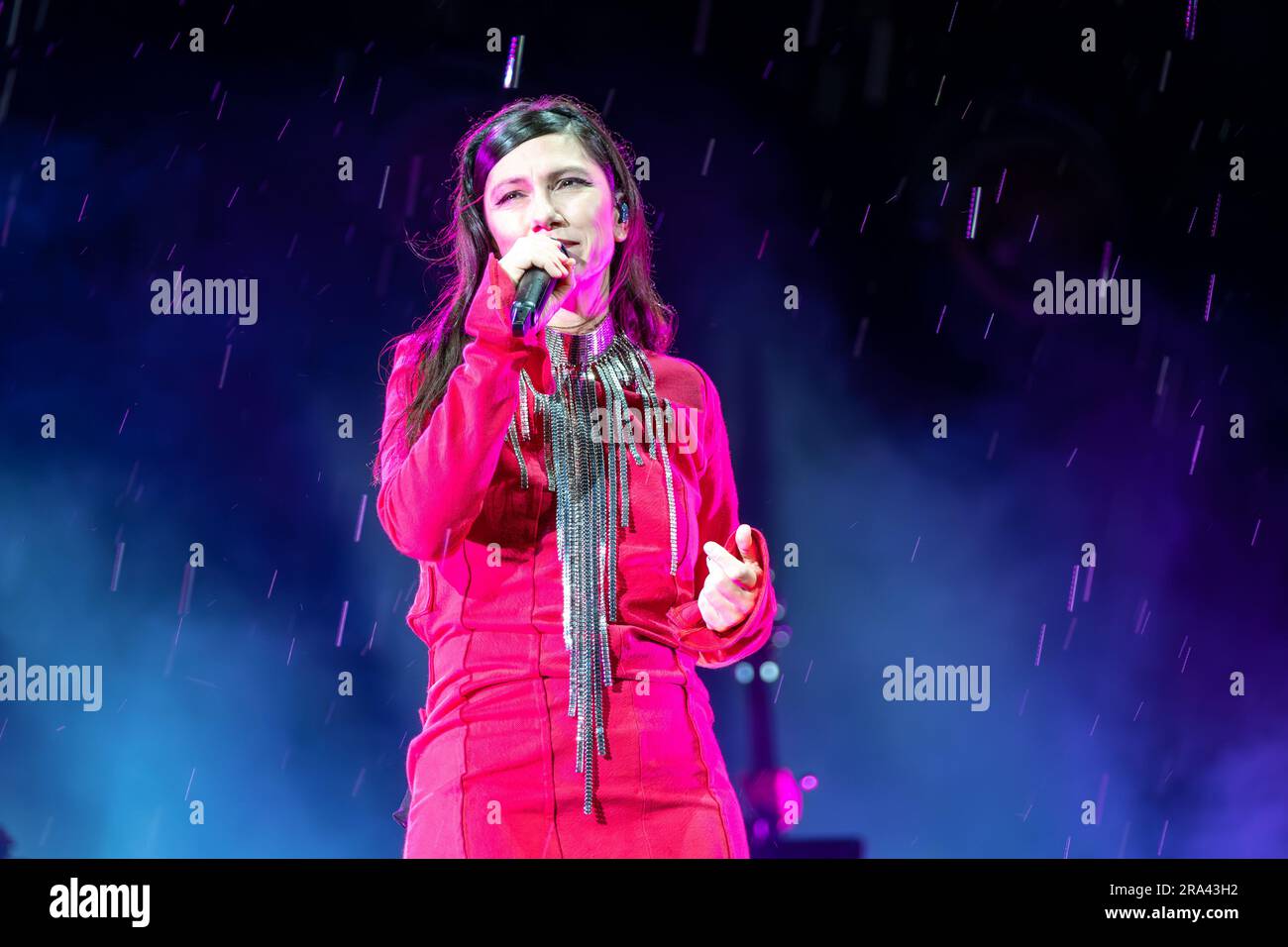 Der italienische Songwriter Elisa Toffoli, der während seiner Live-Auftritte in der Arena di Verona mit seinem Bühnennamen Elisa bekannt ist, spielt für seine intime Nacht - zwei Nächte Stockfoto