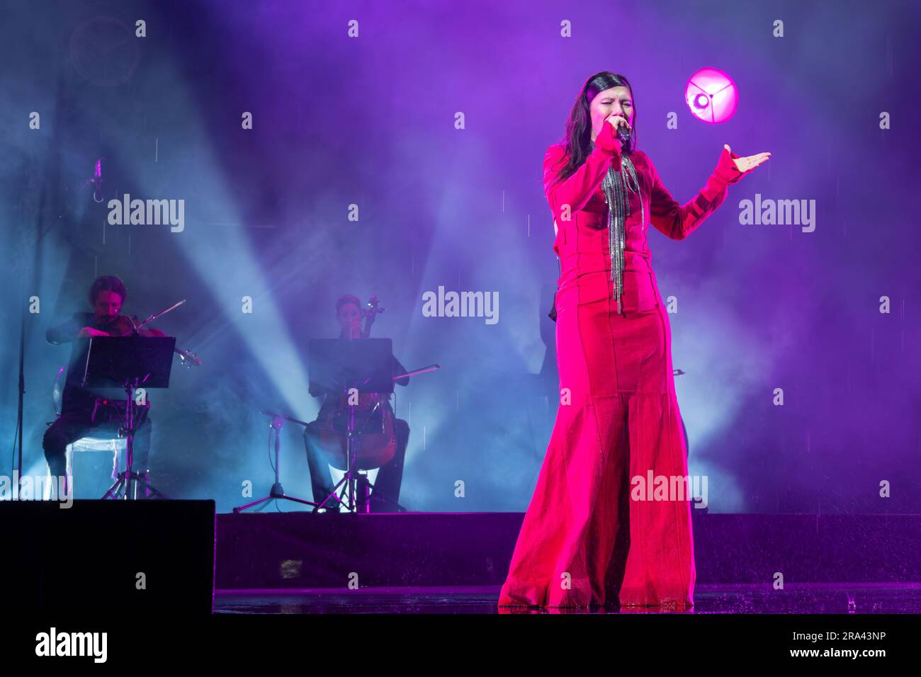 Der italienische Songwriter Elisa Toffoli, der während seiner Live-Auftritte in der Arena di Verona mit seinem Bühnennamen Elisa bekannt ist, spielt für seine intime Nacht - zwei Nächte Stockfoto