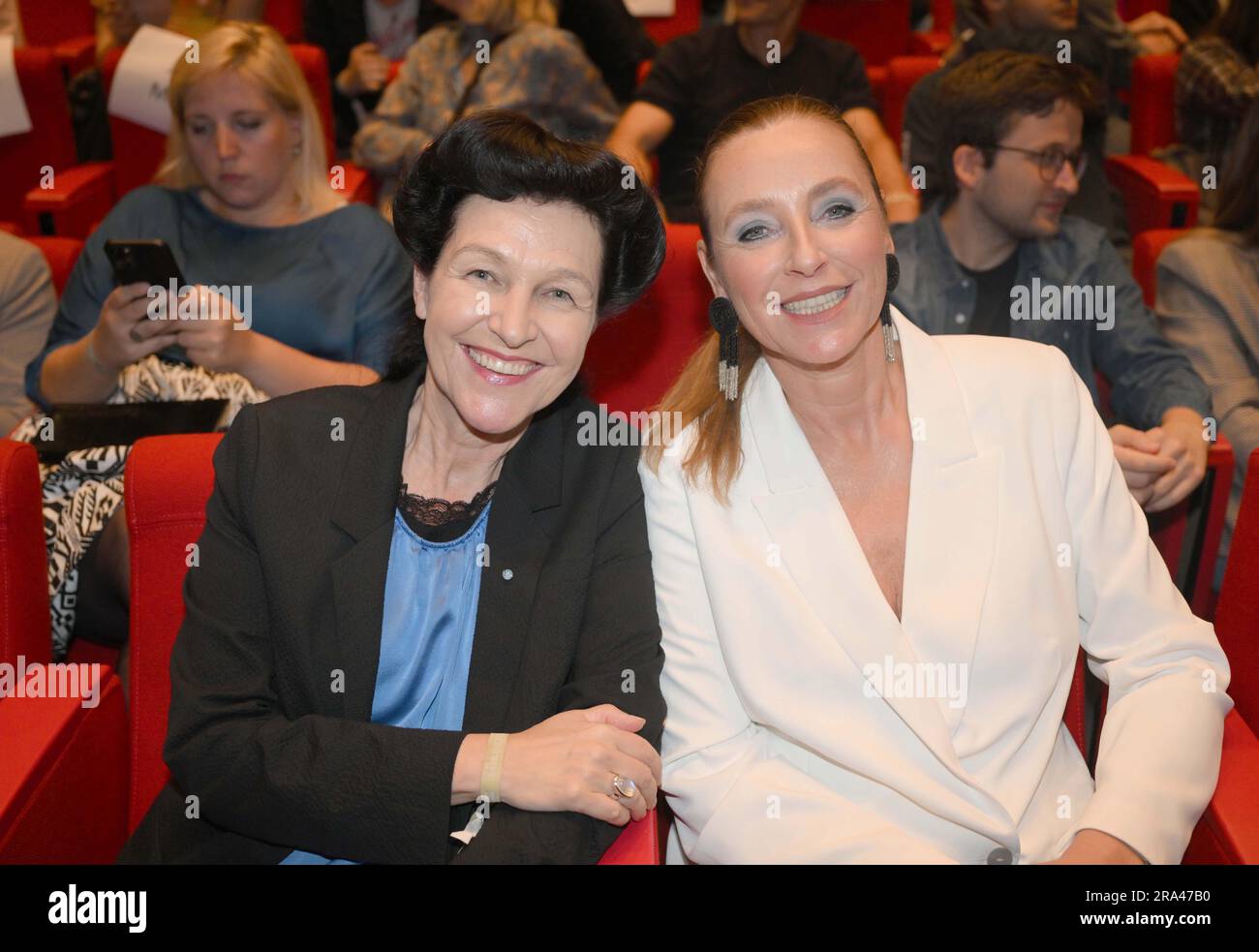 München, Deutschland. 30. Juni 2023. Bettina Reitz (l), Präsidentin der Universität für Fernsehen und Film München, und Diana Iljine, Regisseurin des Filmfestes München, sitzen während der Zeremonie des Neuen Deutschen Filmpreises in der Kinohalle der Universität für Film und Fernsehen. Das Filmfest endet am 1. Juli 2023. Kredit: Felix Hörhager/dpa/Alamy Live News Stockfoto