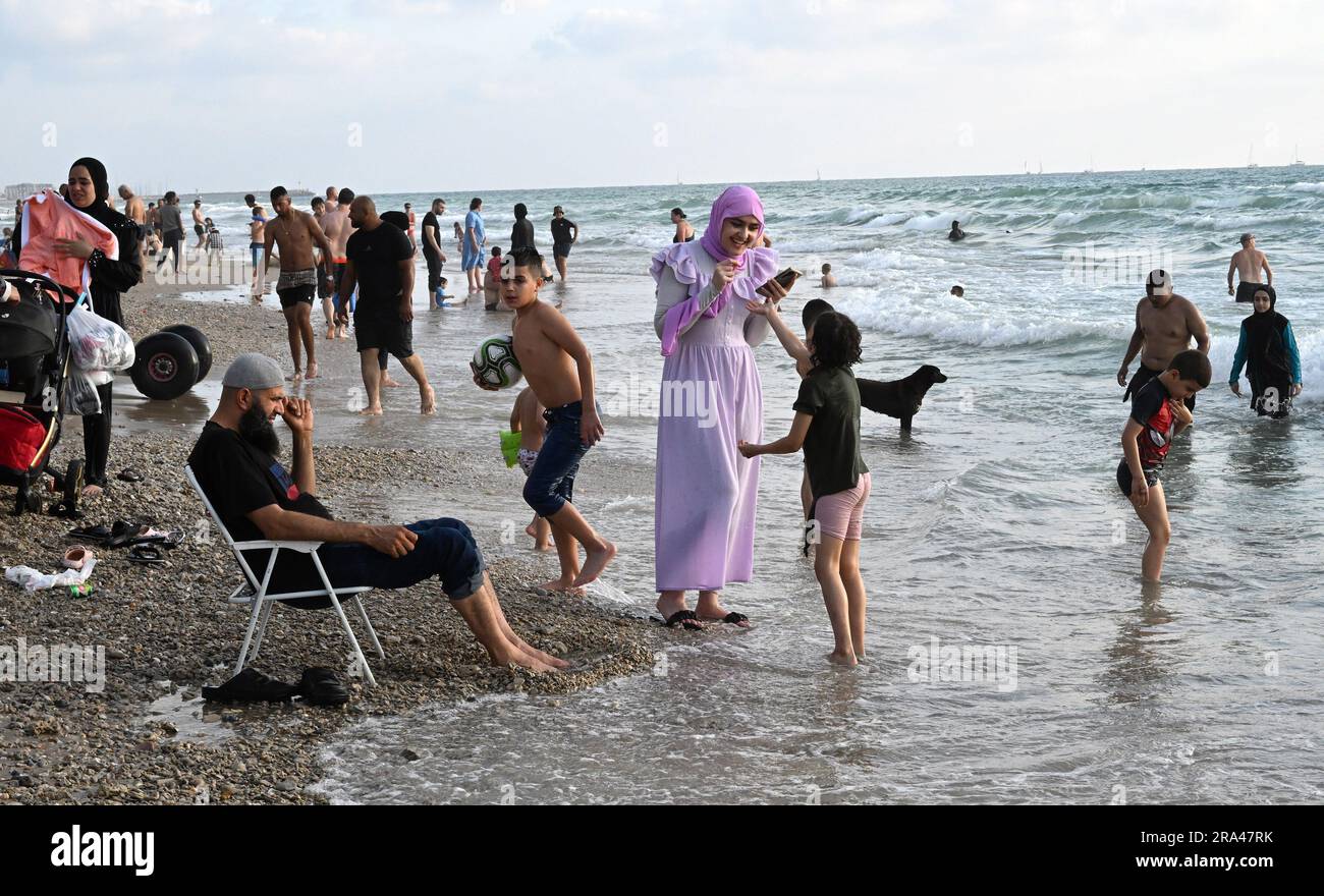 Herzliya Pituach, Israel. 30. Juni 2023. Palästinensische Muslime, viele aus dem Westjordanland, genießen einen Tag am Strand am dritten Tag des Eid al-Adha Festes in Herzliya Pituach, nördlich von Tel Aviv, am Freitag, den 30. Juni 2023. Israel erteilt Palästinensern im Westjordanland spezielle Genehmigungen für die Einreise nach Israel während islamischer Feiertage. Foto von Debbie Hill/ Kredit: UPI/Alamy Live News Stockfoto