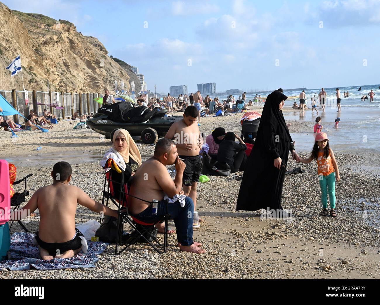 Herzliya Pituach, Israel. 30. Juni 2023. Palästinensische Muslime, viele aus dem Westjordanland, genießen einen Tag am Strand am dritten Tag des Eid al-Adha Festes in Herzliya Pituach, nördlich von Tel Aviv, am Freitag, den 30. Juni 2023. Israel erteilt Palästinensern im Westjordanland spezielle Genehmigungen für die Einreise nach Israel während islamischer Feiertage. Foto von Debbie Hill/ Kredit: UPI/Alamy Live News Stockfoto