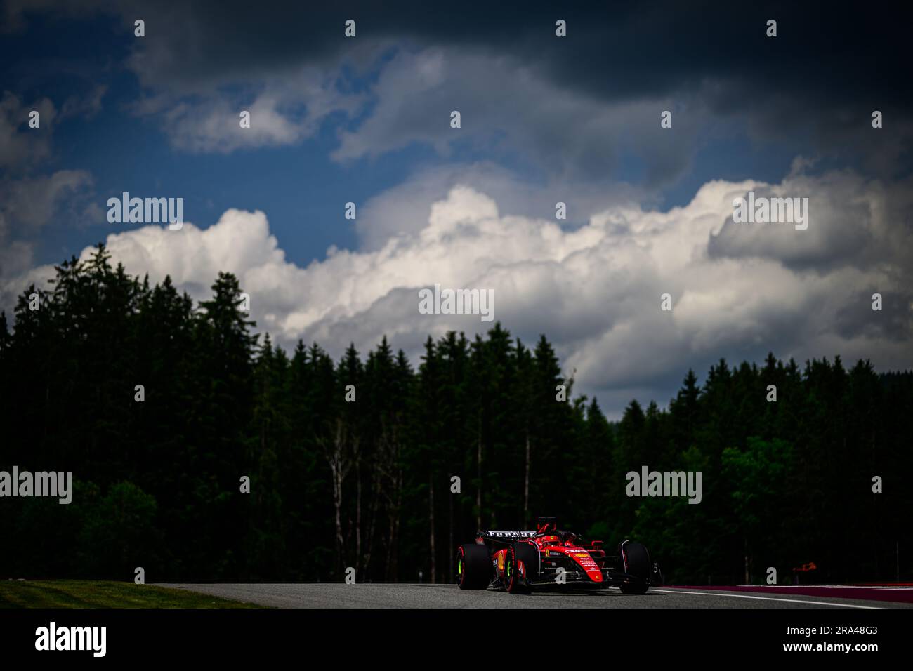 Scuderia Ferraris monegassischer Fahrer Charles Leclerc tritt am 30. Juni 2023 während der ersten Übungssitzung des österreichischen Grand Prix F1 am Red Bull Ring in Spielberg, Österreich, an. Stockfoto