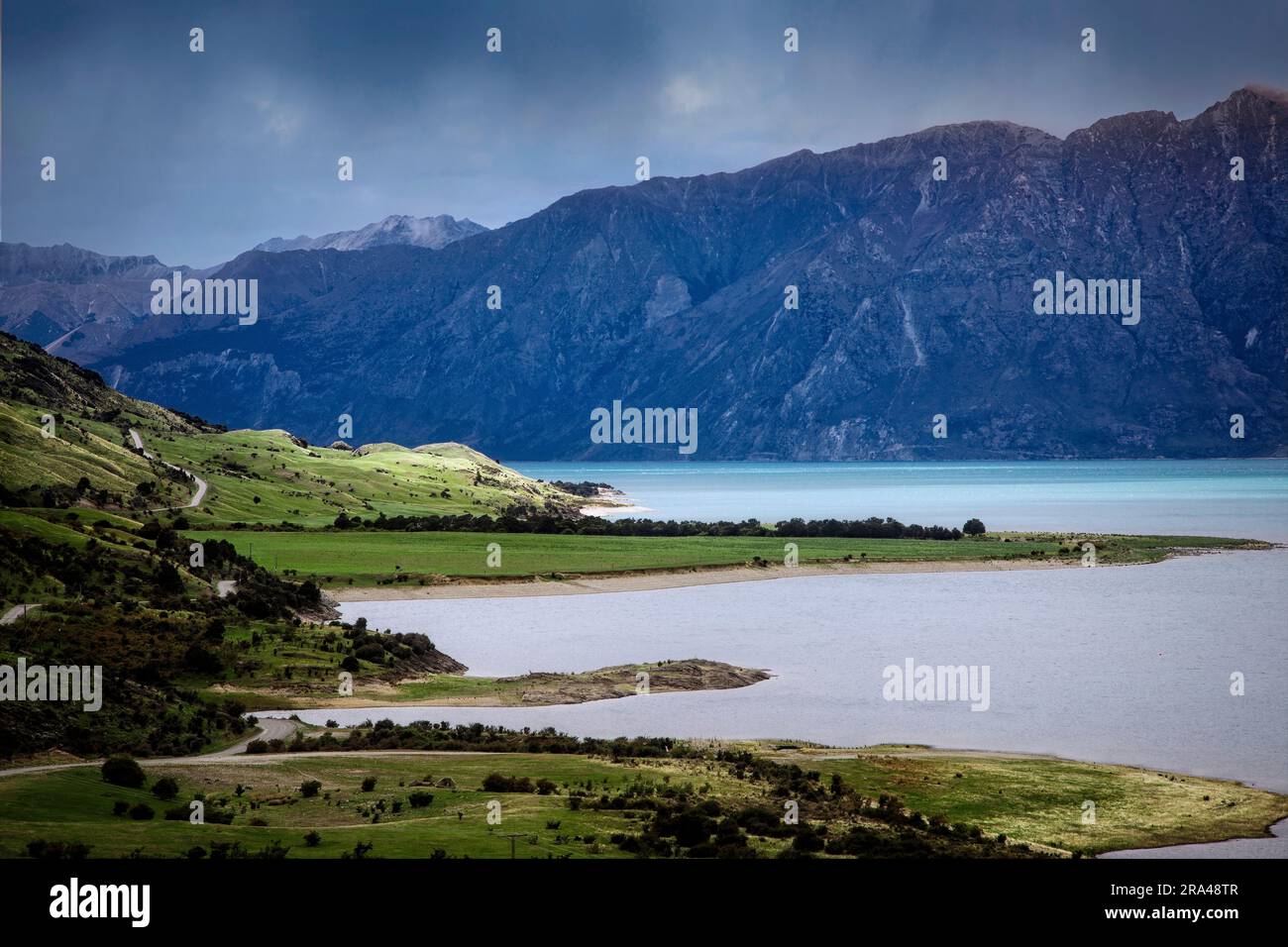 Die Sonne tanzt mit den Wolken am Lake Hawea, South Island, Neuseeland. Stockfoto