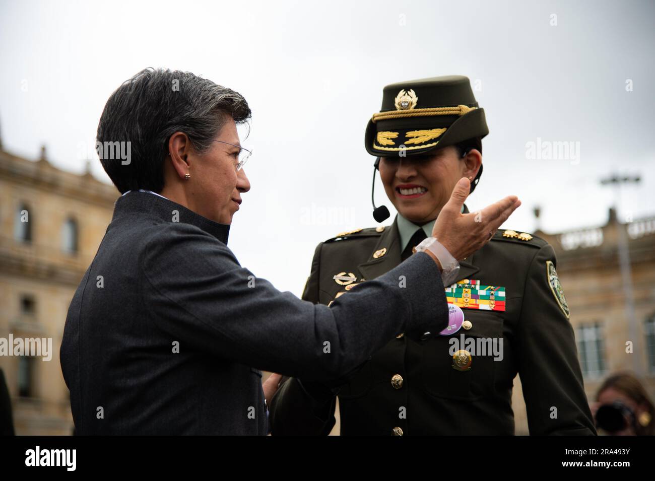 Bogota, Kolumbien. 30. Juni 2023. Bogotas Bürgermeisterin Claudia Lopez (L) begrüßt den neuen Befehlshaber von Bogotas Polizei-Brigadegeneral Sandra Patricia Hernandez (R) während der Zeremonie des Befehlshabers der kolumbianischen Polizei-Brigadrier General Sandra Patricia Hernandez in Bogota (Kolumbien) am 30. Juni 2023. Foto von: Chepa Beltran/Long Visual Press Credit: Long Visual Press/Alamy Live News Stockfoto