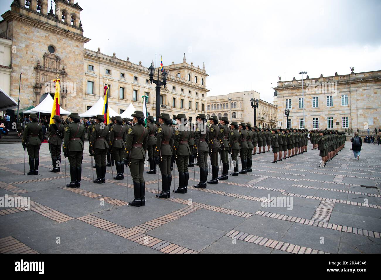 Bogota, Kolumbien. 30. Juni 2023. Kolumbianische Polizeifrauen erweisen sich bei der Zeremonie der kolumbianischen Polizeikommando-Brigadrier General Sandra Patricia Hernandez in Bogota, Kolumbien, 30. Juni 2023 Respekt. Foto von: Chepa Beltran/Long Visual Press Credit: Long Visual Press/Alamy Live News Stockfoto