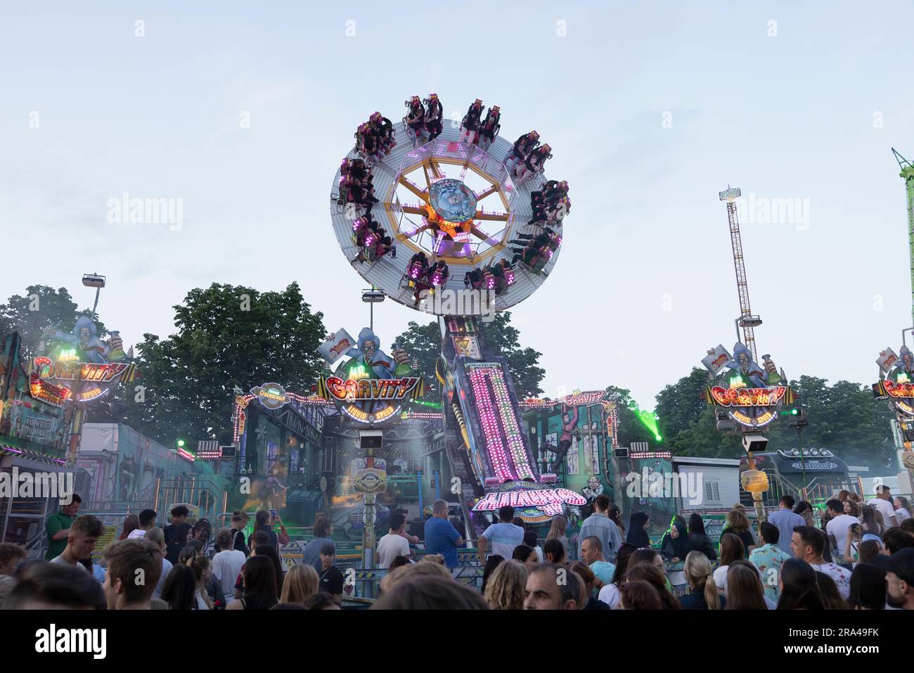 30. Juni 2023, Bayern, Würzburg: Die Fahrt „Mr. Gravity“ findet beim Kiliani Folk Festival statt. Foto: Heiko Becker/dpa Credit: dpa Picture Alliance/Alamy Live News Stockfoto