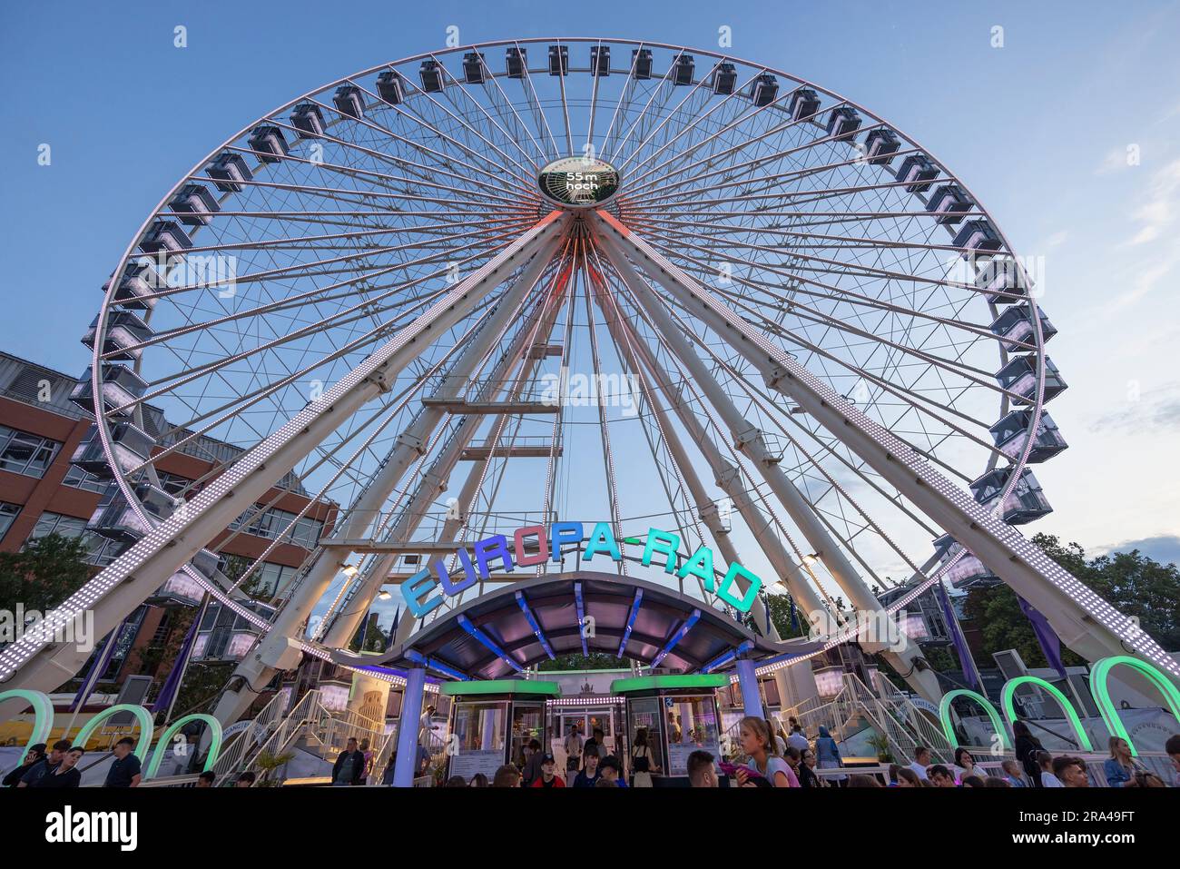 30. Juni 2023, Bayern, Würzburg: Das Riesenrad "Europa Rad" steht auf dem Kiliani Folk Festival. Foto: Heiko Becker/dpa Credit: dpa Picture Alliance/Alamy Live News Stockfoto