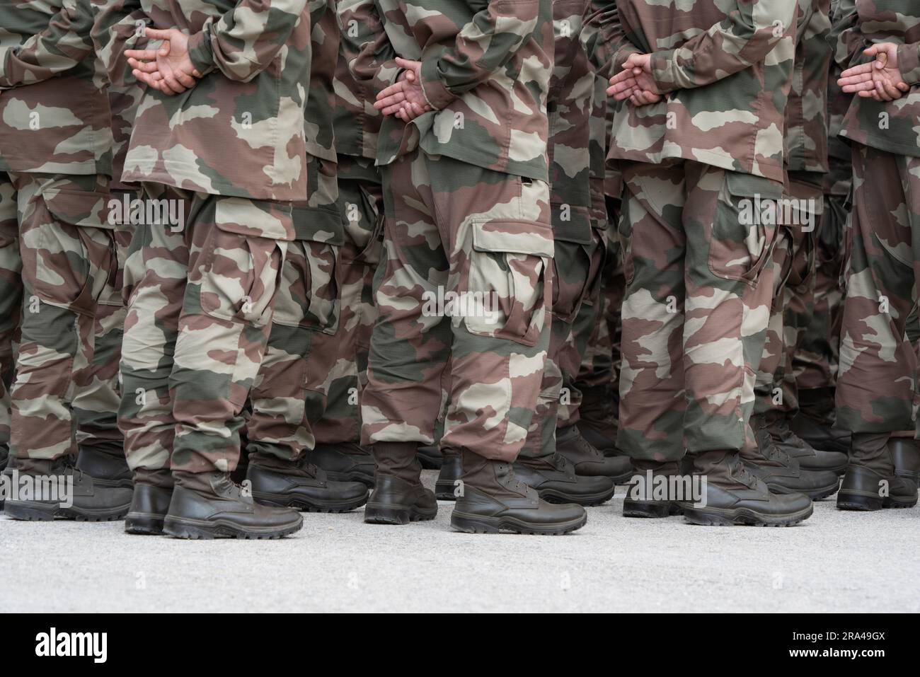 Soldaten in einer entspannten Position während der Zeremonie. Militäreinheit. Militärische Tarnkleidung. Soldatenschuhe. Stockfoto