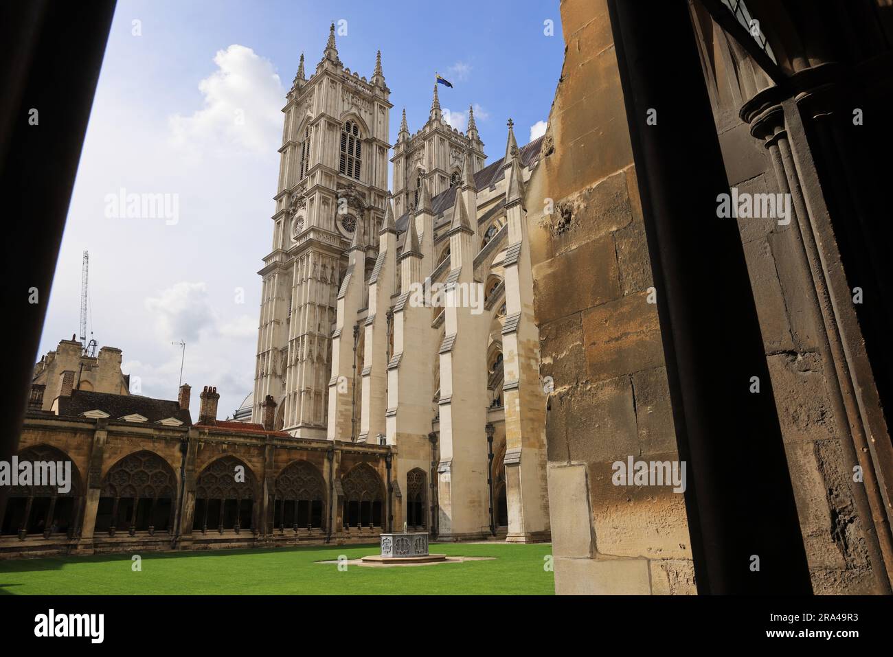 Südliches Kreuz und Klosterbrunnen in Westminster Abbey, London, Vereinigtes Königreich Stockfoto