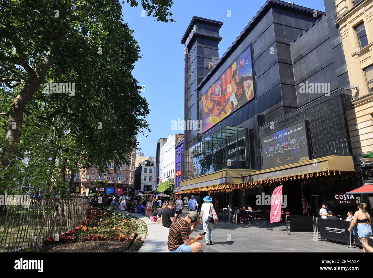 Leicester Square, Heimat von Film und Unterhaltung, ein Fußgängerplatz im West End, der 1670 als Londoner Felder angelegt wurde und heute ein beliebtes Touristengebiet ist. Stockfoto