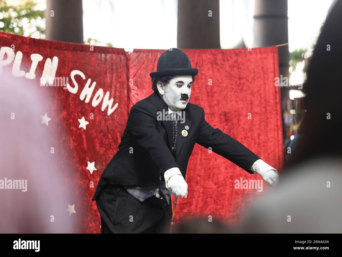 Busker als Charlie Chaplin im Covent Garden, einem lebhaften Viertel mit unabhängigen Geschäften, Restaurants und überdachten Märkten im Zentrum von London, Großbritannien Stockfoto