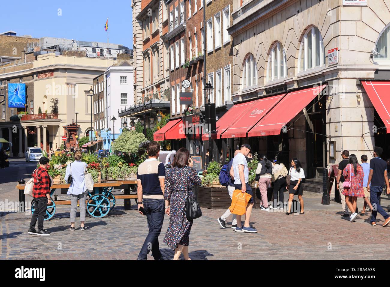 Top Touristenattraktion Covent Garden, eine lebhafte Gegend mit unabhängigen Geschäften, Restaurants und überdachten Märkten, im Zentrum von London, Großbritannien Stockfoto