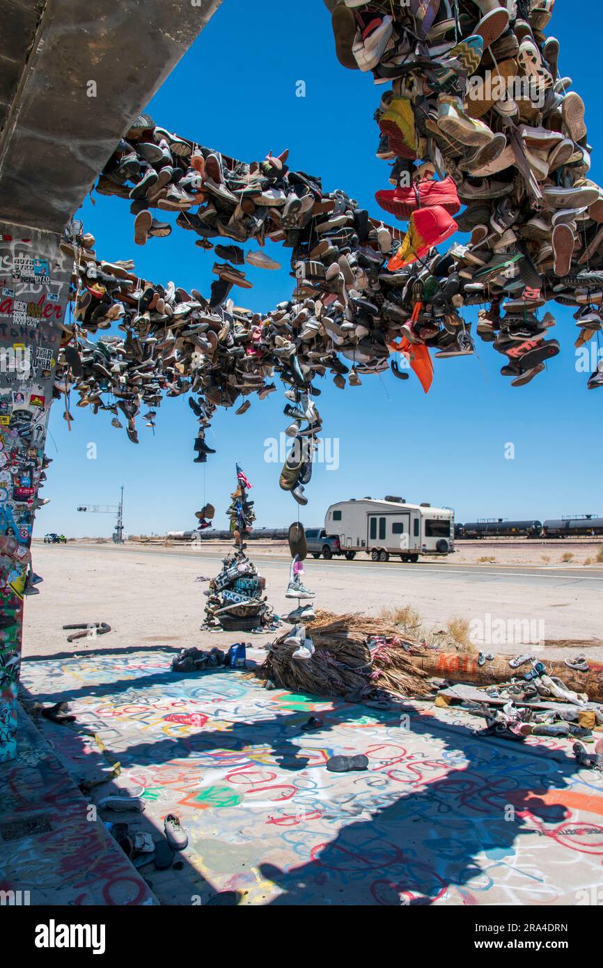 Der Rice Shoe Tree liegt an der State Route 62 in Südkalifornien. Stockfoto