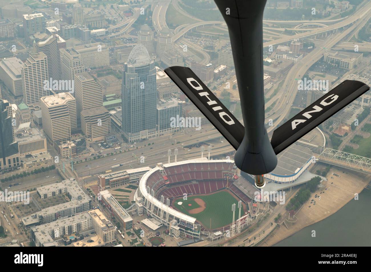 EIN US-AMERIKANISCHER Air Force KC-135 Stratotanker mit dem 121. Air Tanken Flügel führt am 27. Juni 2023 eine Überführung über den Great American Ball Park in Cincinnati, Ohio, durch. Die Überführung war ein Gedenken an 100 Jahre Luftbetankungskapazitäten der Air Force, die durch den Einsatz der Flotte von KC-46-, KC-135- und KC-10-Tankschiffen eine unübertroffene weltweite Reichweite für US-Streitkräfte und Alliierten gewährleisten. (USA Air National Guard Foto von Tech. Sgt. Wendy Kuhn) Stockfoto