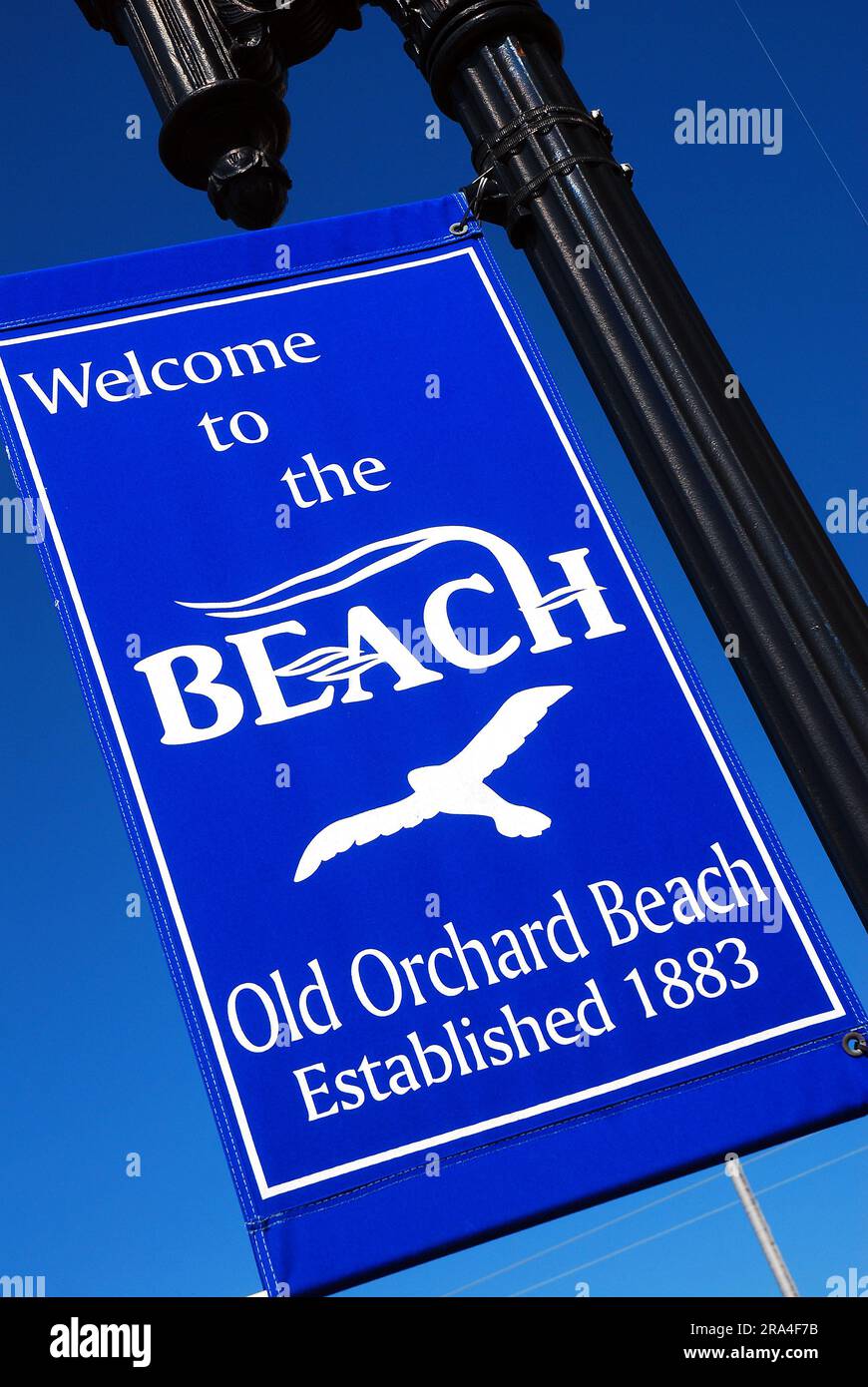 Ein Banner in der Innenstadt heißt Besucher während der Sommersaison im Old Orchard Beach in Maine willkommen Stockfoto
