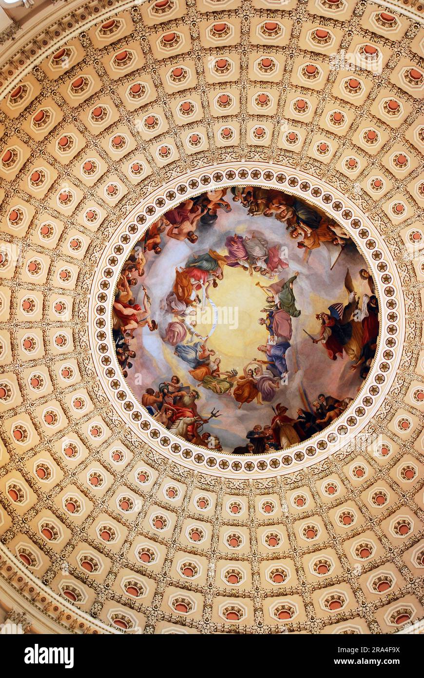 Apotheosis of Washington in der Rotunde, gemalt von Constantino Brumidi, hängt oben auf der inneren Kuppel des US Capitol Building Stockfoto