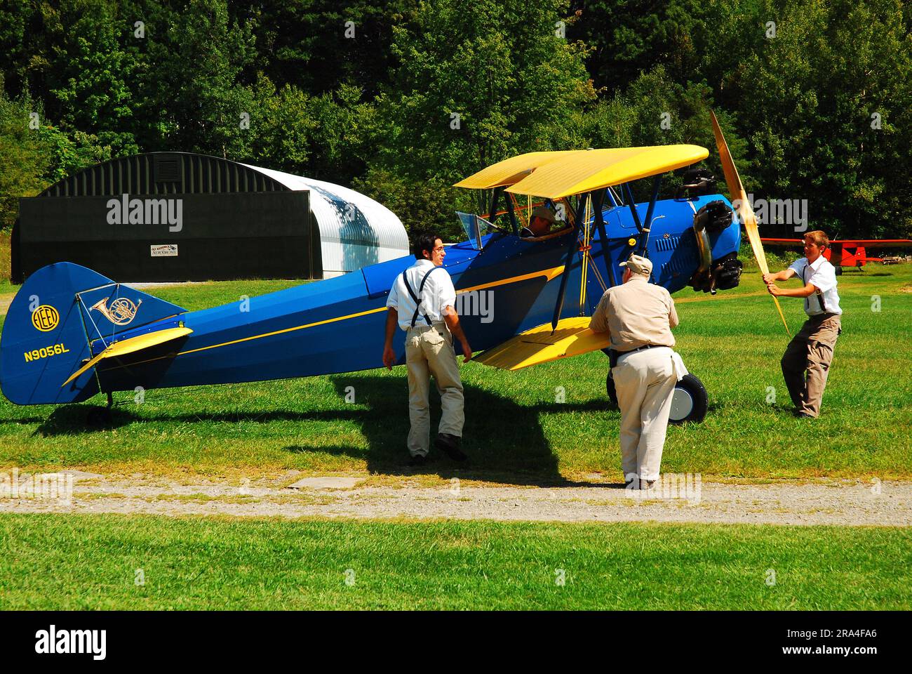 Ein Flugzeugteam bereitet einen Davis D1W für den Start in Rhinebeck, New York, vor, indem es den Propeller manuell dreht, um den Motor zu starten Stockfoto