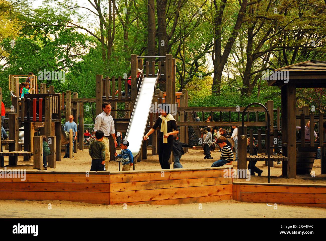 Familien verbringen eine schöne Zeit auf dem Diana Ross Playground im New Yorker Central Park Stockfoto