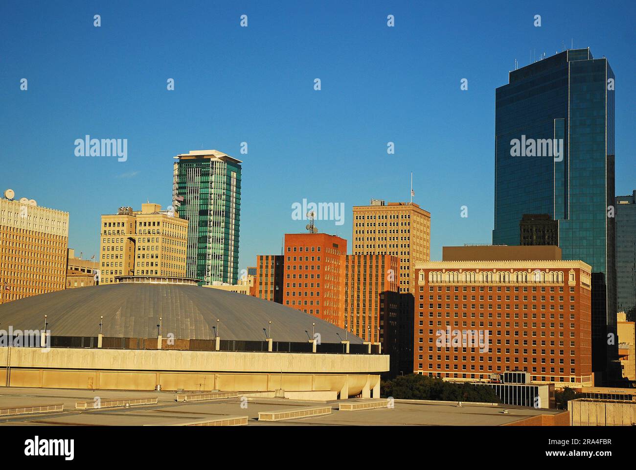 Das Kongresszentrum von Fort Worth Texas befindet sich vor der Skyline der Stadt und dem Geschäftsviertel Stockfoto