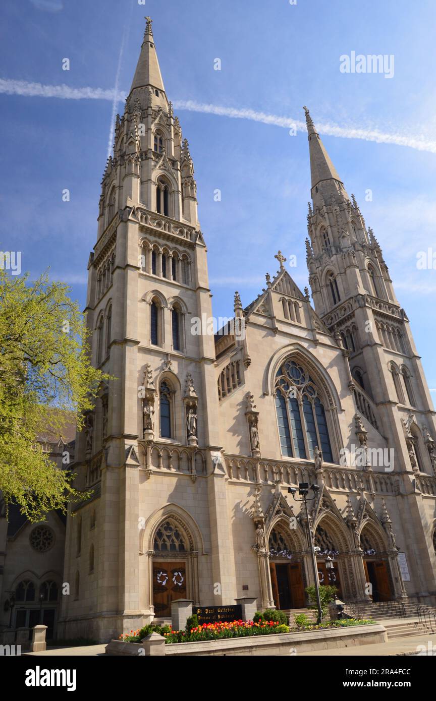 Die Heinz Memorial Chapel ist eine gotische, nicht konfessionsgebundene Kirche, die im gotischen Stil auf dem Campus der Universität von Pittsburgh entworfen wurde Stockfoto