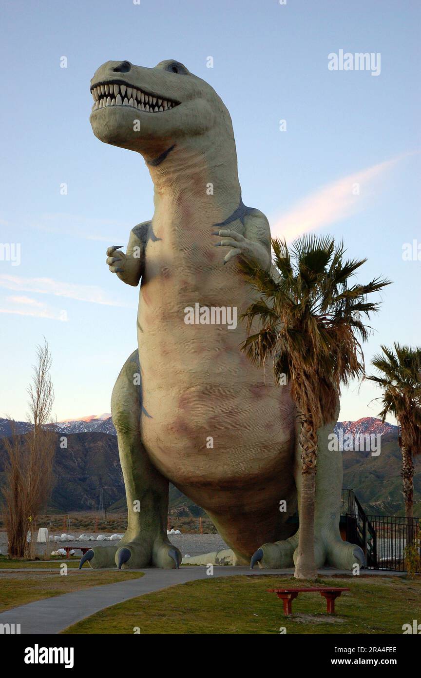 Ein großes, lebensgroßes Modell eines T Rex steht an einer Straßenattraktion in Cabazon, Kalifornien, außerhalb von Los Angeles Stockfoto