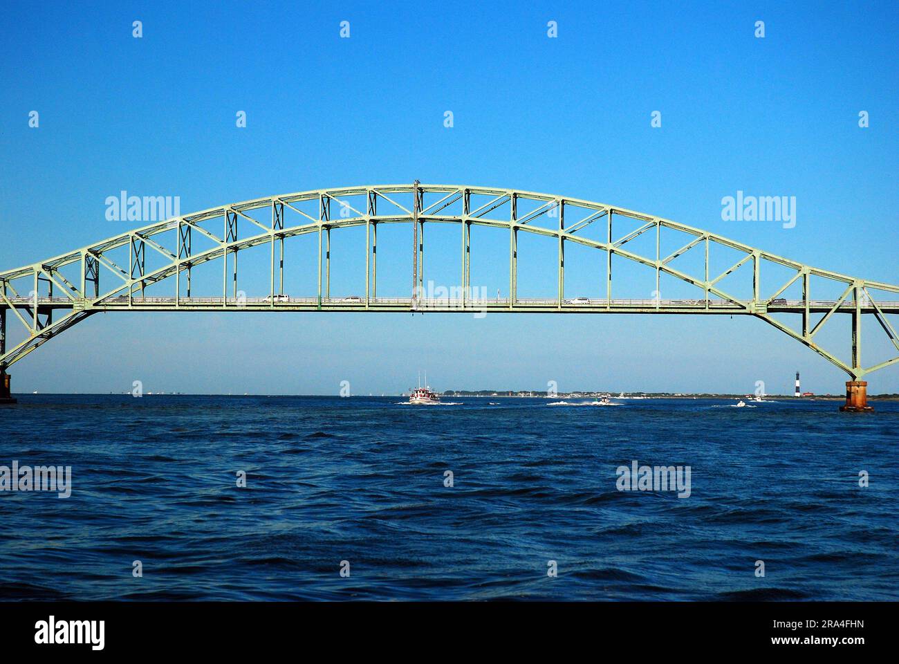 Die Fire Island Inlet Bridge, ein Stahlbogen über der Great South Bay in Long Island, führt den Robert Moses Causeway Stockfoto