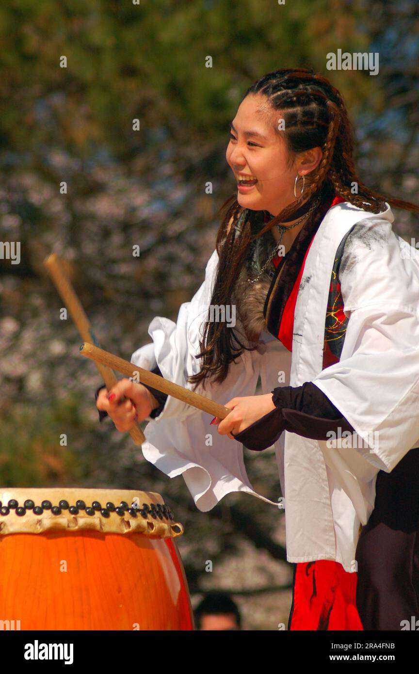 Ein junger Erwachsener demonstriert die Kunst des traditionellen japanischen Taiko-Trommels auf einem Kirschblüten-Sakura-Festival in Belleville, New Jersey Stockfoto