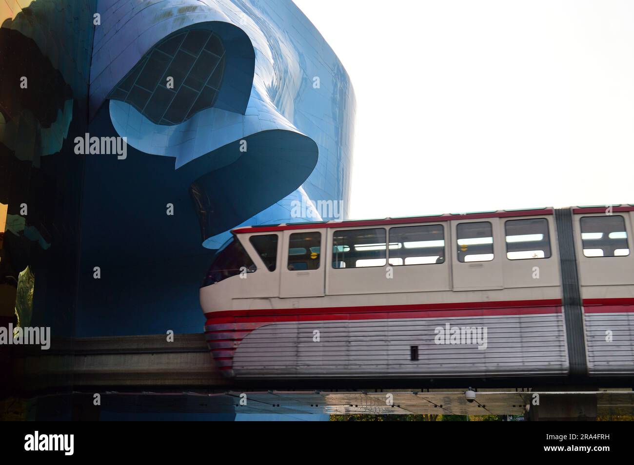 Die Seattle Monorail führt in das Music Experience, ein neues Museum, das um die Bahngleise gebaut wurde Stockfoto