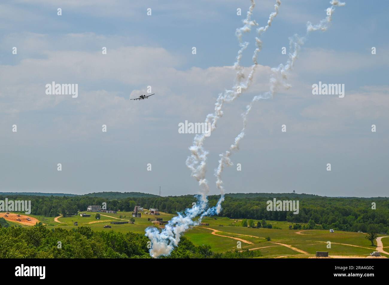 Ein A-10-Pilot, der der 303. Kampfstaffel bei Whiteman AFB, Mo. zugeteilt wurde, kreist um einen weiteren Pass, nachdem er am 29. Juni 2023 Raketen abgefeuert hatte, am Cannon Range nahe Laquey, Mo. Die A-10 kann bis zu sieben 2,75-Zoll-Raketen mit weißem Phosphor transportieren. (USA Air Force Foto von SRA Stacey Thornburg) Stockfoto