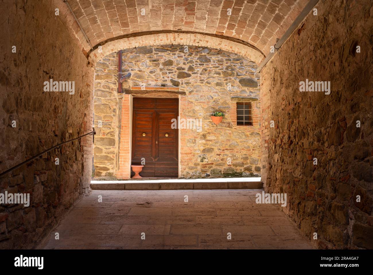 Ein Durchgang im toskanischen Dorf Calle Sul Rigo, Toskana, Italien. Stockfoto