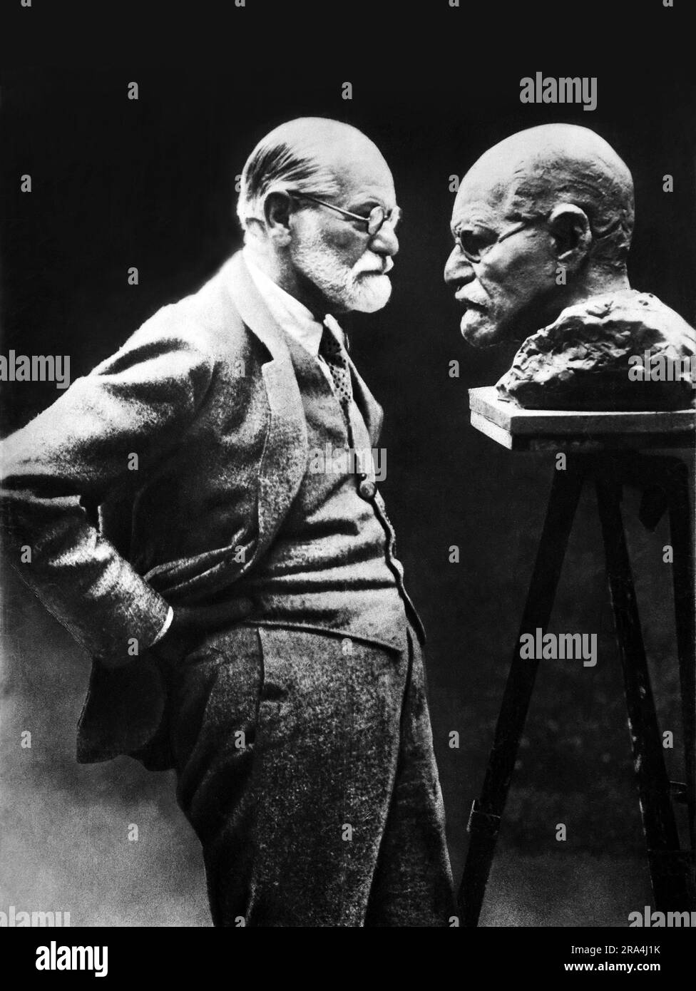 1931 , juli , Wien , ÖSTERREICH : der österreichische Vater der Psychoanalyse SIGMUND FREUD ( Freiberg 1856 - London 1939 ) . Auf diesem Foto in Wien , in einem Garten in Pötzleinsdorf , vor seinem Büstenporträt des kroatischen Bildhauers OSCAR NEMON ( 1906 - 1985 ) , der anlässlich seines 75 . Geburtstages geformt wurde . Dasselbe Foto wurde auf dem Deckblatt des illustrierten französischen Magazins VU vom 20 . juli 1932 veröffentlicht . Sigmund Freud Flucht aus den österreichischen Nazis am 4 . juni 1938 auf dem Weg nach London über den Hafen Ostenda ( Holland ) . Unbekannter Fotograf ( möglich durch Fotografen und Jugendlicher Nicolas Bandy alias Nicolas Neumann Stockfoto