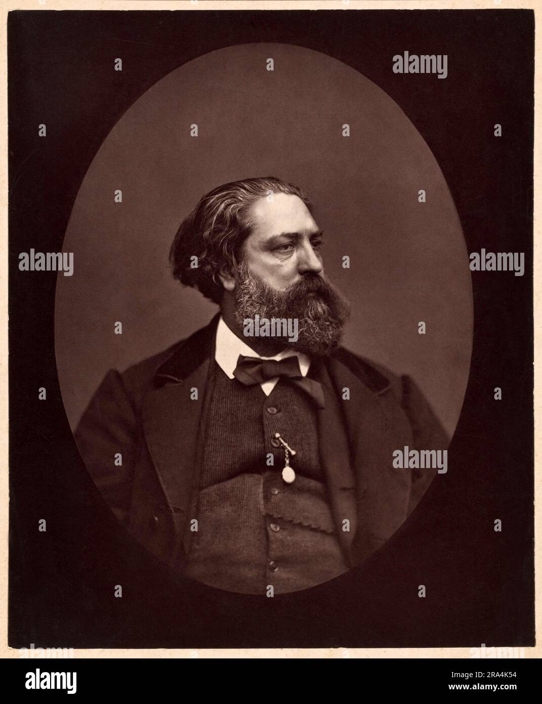 1870 Ca, PARIS , FRANKREICH : der französische Schriftsteller GUSTAVE AIMARD ( geboren Olivier Gloux , 1818 - 1883 ). Er war Autor zahlreicher Bücher über Lateinamerika und die amerikanische Grenze . Foto von CARJAT , Paris . - GESCHICHTE - FOTO STORICHE - FRANCIA - LETTERATO - SCRITTORE - LETTERATURA - Literatur - Bart - barba - goldene Kette - catena d'oro panciotto - Gilet - orologio - Papilon - Krawatte - Cravatta --- ARCHIVIO GBB Stockfoto