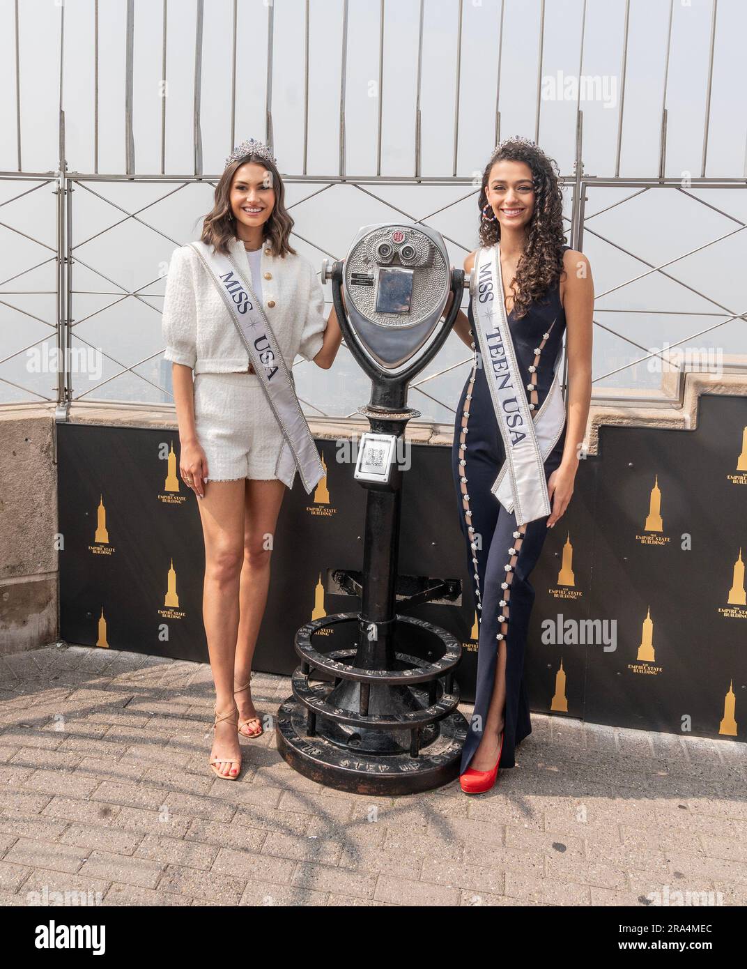 30. Juni 2023, New York, New York, USA: Miss USA 2022 Morgan Romano und Miss Teen USA 2022 Faron Medhi nehmen am 30. Juni 2023 an der feierlichen Beleuchtung des Empire State Building in New York Teil. (Kreditbild: © Lev Radin/Pacific Press via ZUMA Press Wire) NUR ZUR REDAKTIONELLEN VERWENDUNG! Nicht für den kommerziellen GEBRAUCH! Stockfoto