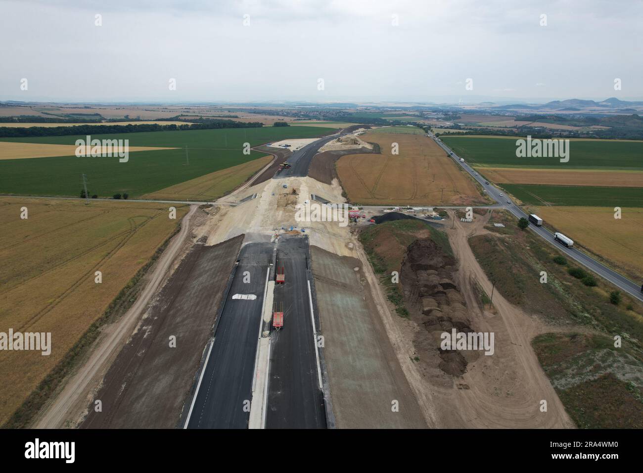 Die Autobahn D7 ist eine Autobahn nordwestlich von Prag nach Chomutov und zur deutschen Grenze, Bau einer neuen Autobahn durch Louny City, Bau von Schnellstraßen wi Stockfoto