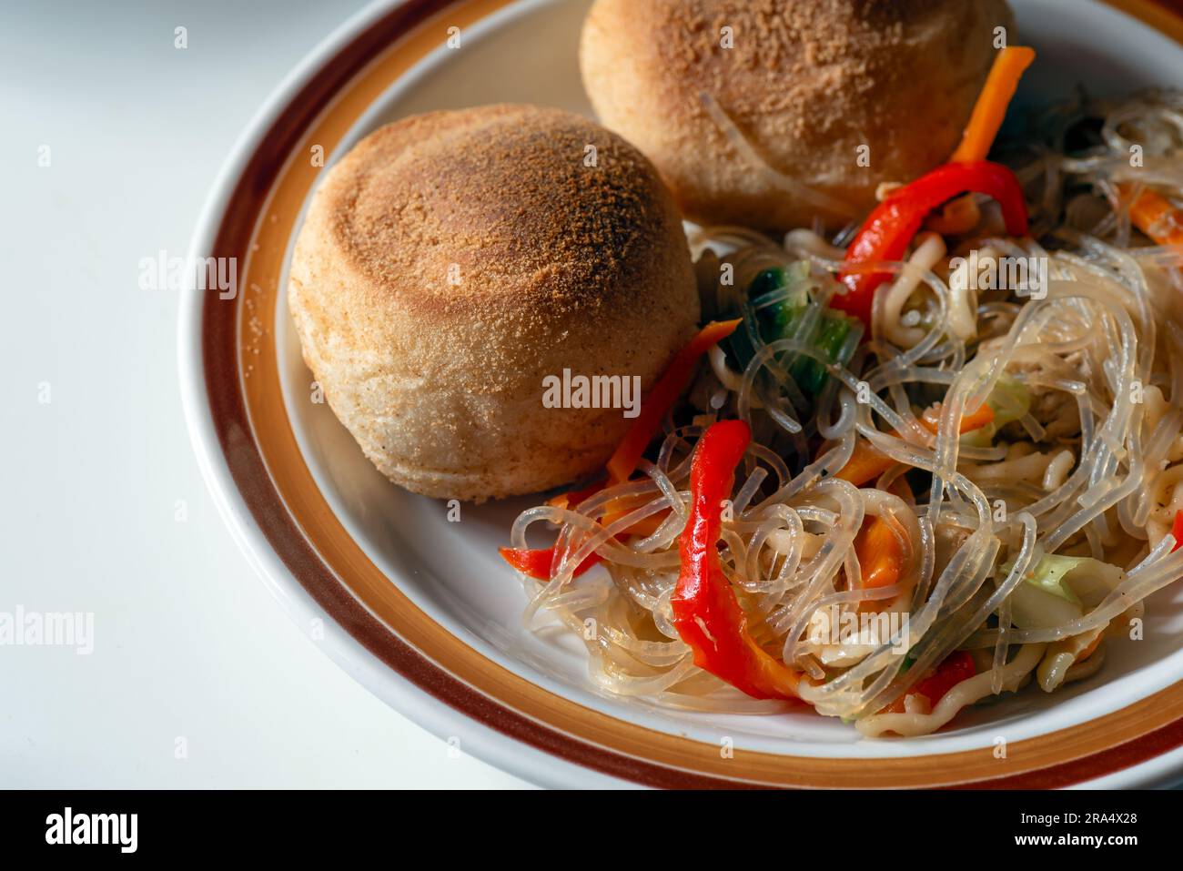 Pandesal oder Pan de Sal mit Pancit - eine philippinische Snackkombination Stockfoto