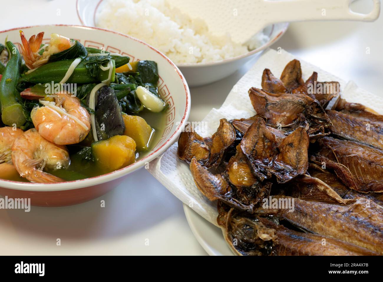 Dinengdeng, Laswa, Law-uy mit Shrimps ist gepaart mit Danggit Trockenfisch Stockfoto