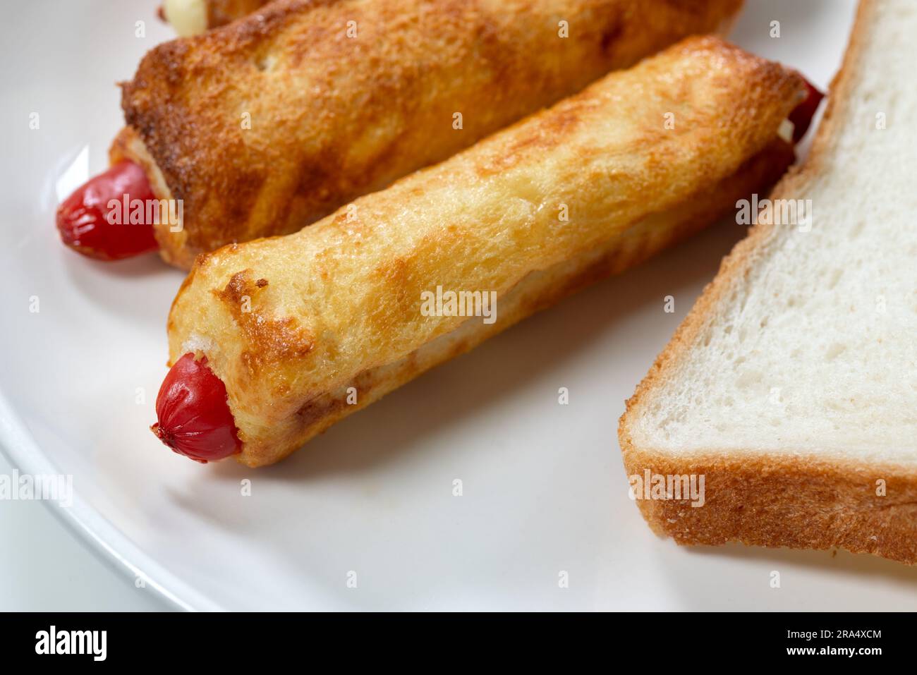 Würstchen-Hotdog, verpackt mit Laibbrot, frittiert für einen Snack Stockfoto