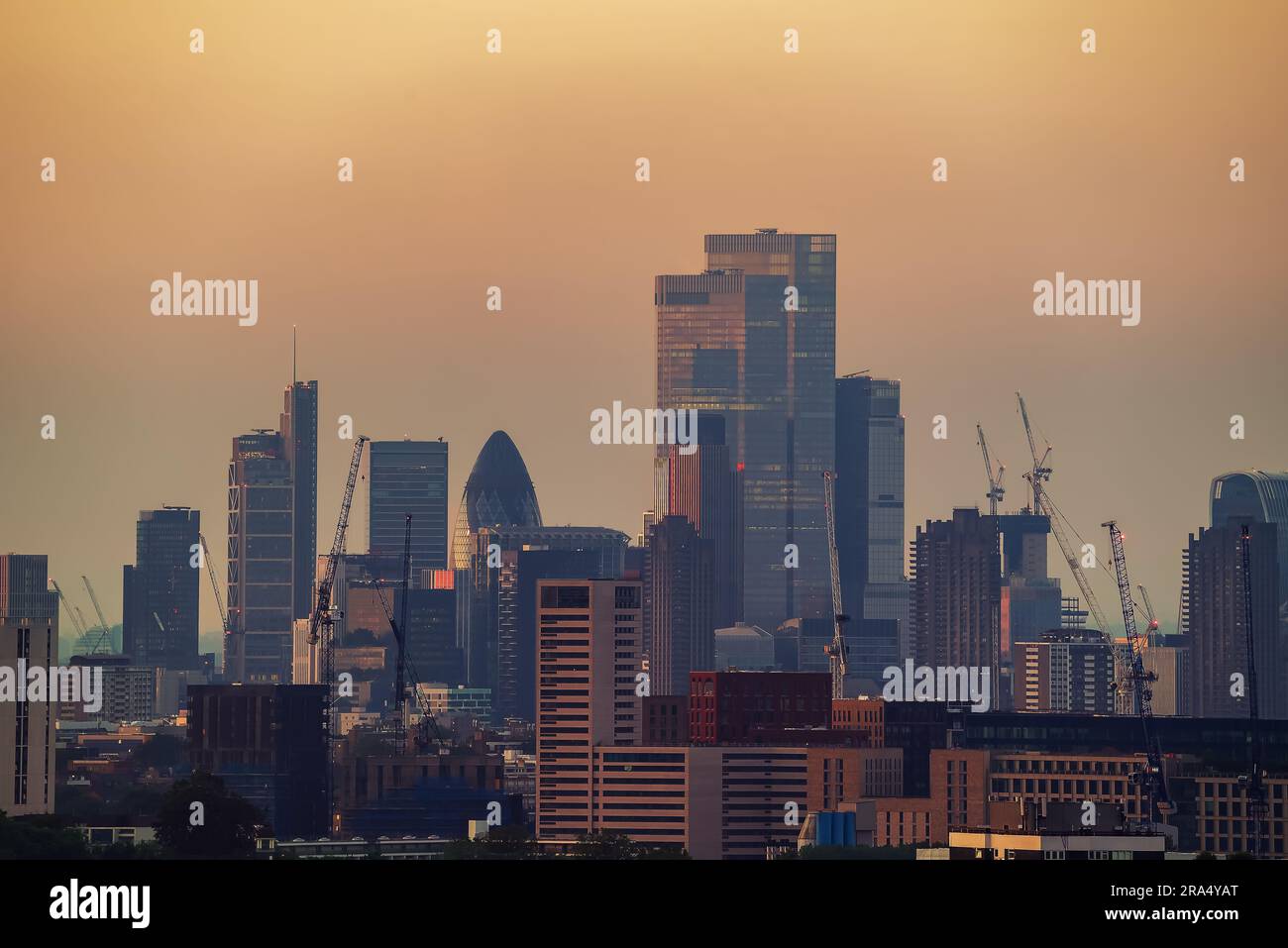 Atemberaubende Londoner Stadtbesichtigung und goldene Stunde am Morgen. Dieses Foto wurde vom Parliement Hill gemacht, dem höchsten Punkt der britischen Cap Stockfoto