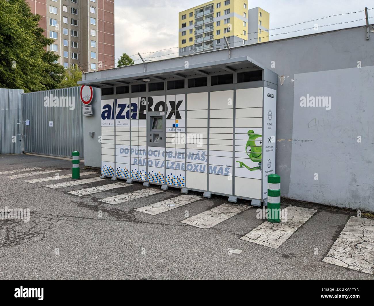 Alza Box-AlzaBox-Paketlogistik für Kunden, die außerhalb eines Einkaufszentrums stehen, Lieferkarton des E-Shops des Einzelhandelsunternehmens Alza, Lieferunternehmen Stockfoto