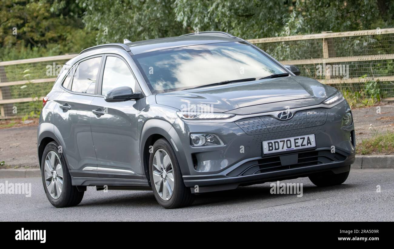 Milton Keynes, Großbritannien - 24. 2023. Juni. 2020 graues HYUNDAI KONA Elektroauto, das auf einer englischen Landstraße fährt Stockfoto