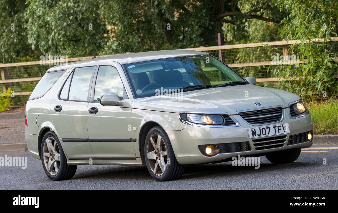 Milton Keynes, Großbritannien - 24. 2023. Juni. 2007 SAAB 9-5 LINEARER SPORT TID Kombi auf einer englischen Landstraße Stockfoto