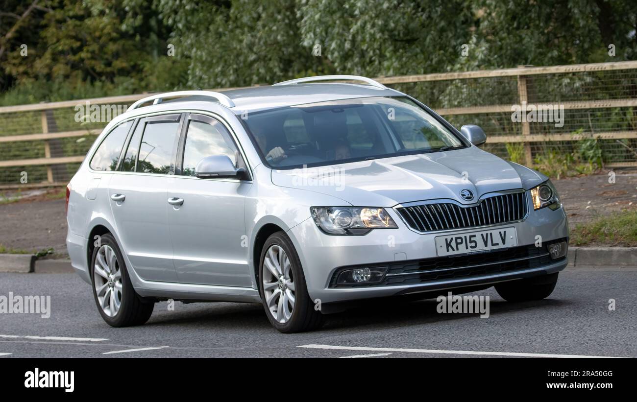 Milton Keynes, Großbritannien - 24. 2023. Juni. 2015-Dieselmotor SKODA SUPERKLASSE Kombi fährt auf einer englischen Landstraße Stockfoto
